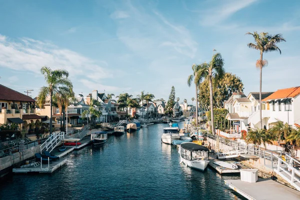 Barcos e casas ao longo de um canal em Nápoles, Long Beach, Califórnia — Fotografia de Stock
