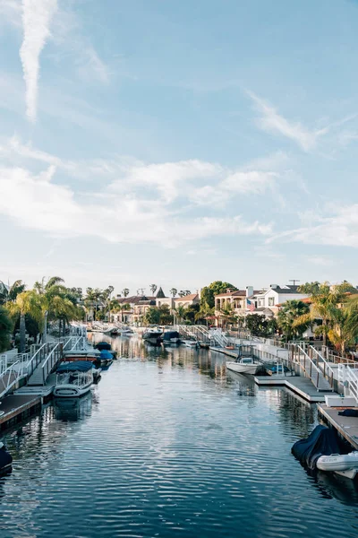 Barcos e casas ao longo de um canal em Nápoles, Long Beach, Califórnia — Fotografia de Stock