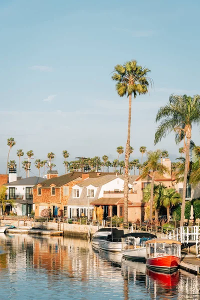 Boats and houses along a canal in Naples, Long Beach, California — Stock Photo, Image