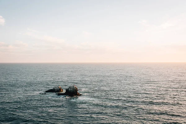 View of Seal Rock and the Pacific Ocean at sunset, from Crescent — Stock Photo, Image