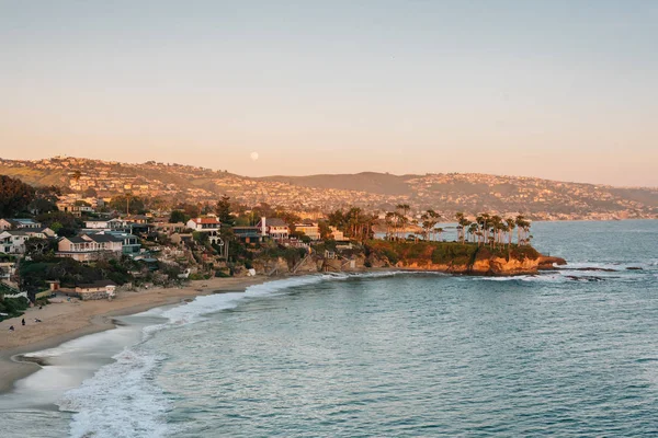 Vista del atardecer de Crescent Bay en Laguna Beach, Condado de Orange, Cali — Foto de Stock