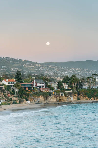 Moonrise sobre Crescent Bay em Laguna Beach, Orange County, Califórnia — Fotografia de Stock