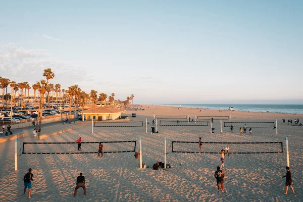 Siatkówka na plaży, w Huntington Beach, Orange County, cal — Zdjęcie stockowe