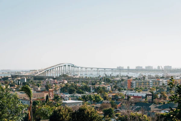 Uitzicht op de Coronado-brug vanuit Grant Hill buurt Park, ik — Stockfoto