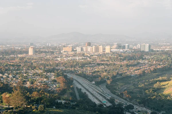 Utsikt över I-5 och universitetsstaden, från Mount Soledad i La Jolla, — Stockfoto