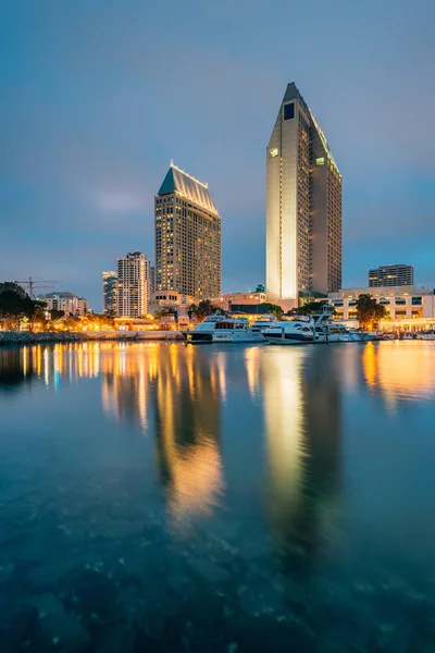 Utsikt över Downtown skyline på natten från Embarcadero Marina PA — Stockfoto