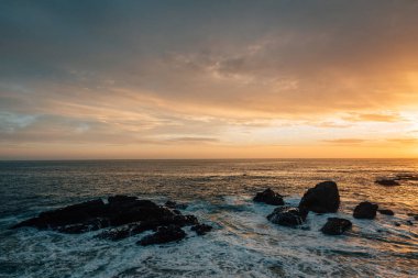Gün batımında kayalık sahil, Wood's Cove, Laguna Beach, Orange C