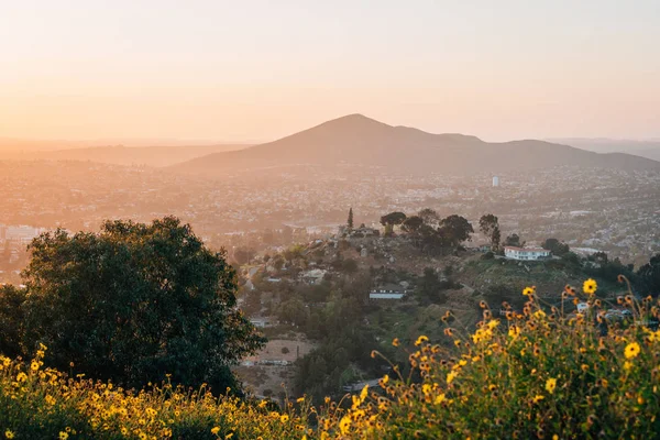 从拉梅萨的喜力山日落景色，靠近圣地亚哥，加利福尼亚州 — 图库照片