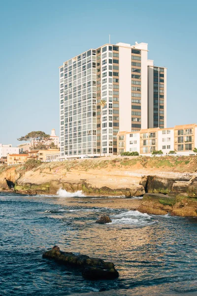 Rocky coast and buildings in La Jolla, San Diego, California — Stock Photo, Image
