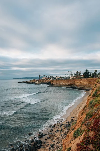 View of cliffs and the Pacific Ocean at Sunset Cliffs Natural Pa — Stock Photo, Image