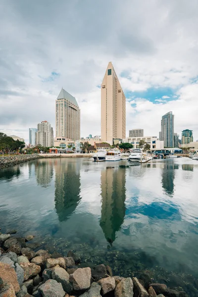Lo skyline del centro e un porto turistico presso l'Embarcadero a San Dieg — Foto Stock