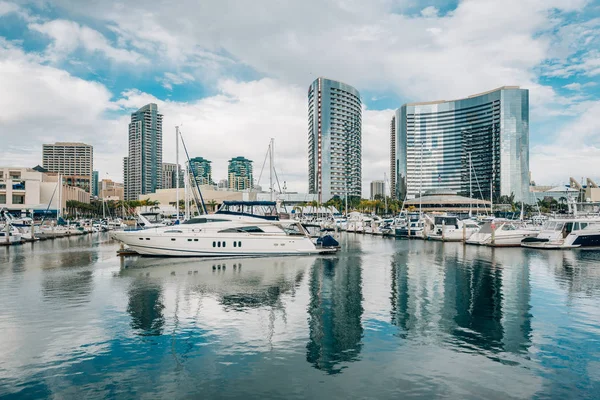 Edificios modernos y puerto deportivo en el Embarcadero en San Diego, Cal — Foto de Stock