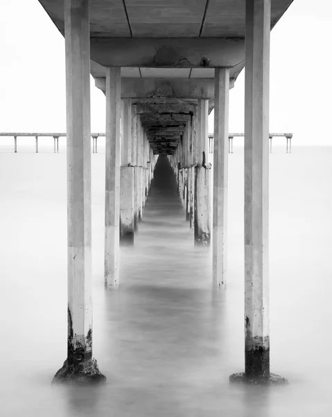 Длительное пребывание под Ocean Beach Pier в Сан-Диего, Калифорни — стоковое фото