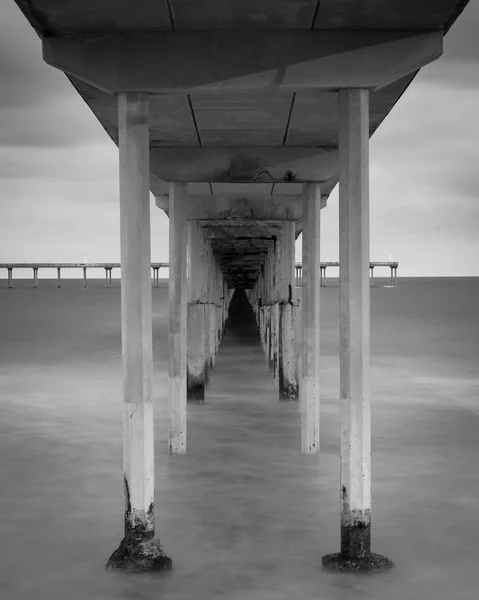 Larga exposición bajo el muelle Ocean Beach en San Diego, California — Foto de Stock