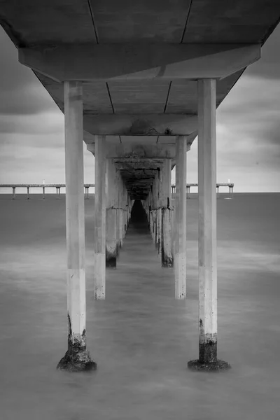 Lunga esposizione sotto il molo Ocean Beach a San Diego, Californi — Foto Stock