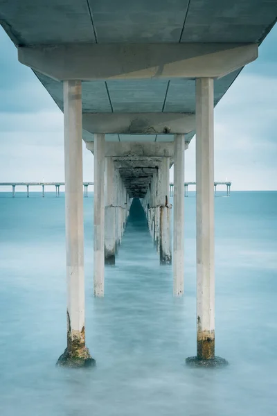 Длительное пребывание под Ocean Beach Pier в Сан-Диего, Калифорни — стоковое фото