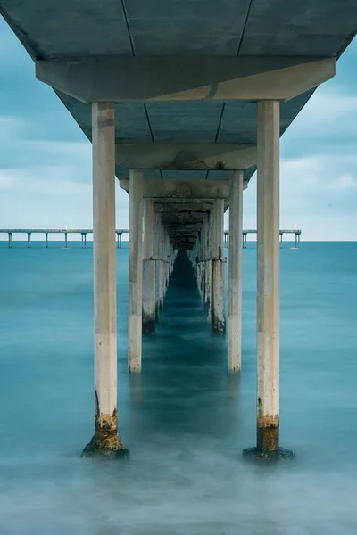 Lunga esposizione sotto il molo Ocean Beach a San Diego, Californi — Foto Stock