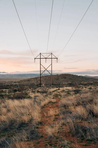 Elektrik hatları gün batımında, doğu Arizona çölünde. — Stok fotoğraf