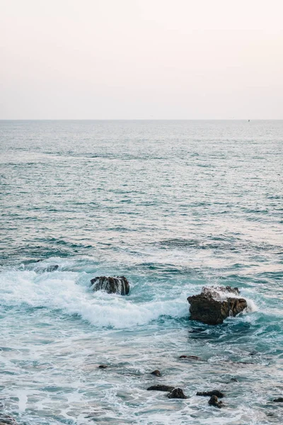 Wellen und Felsen im Pazifik, Lagunenstrand, orangefarbenes Meer — Stockfoto