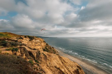 Gliderport yakınlarındaki kayalıklar, Torrey Pines Eyalet Rezervi, San Dieg