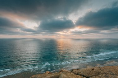 Torrey Pines State Rese gün batımında Pasifik Okyanusu görünümü