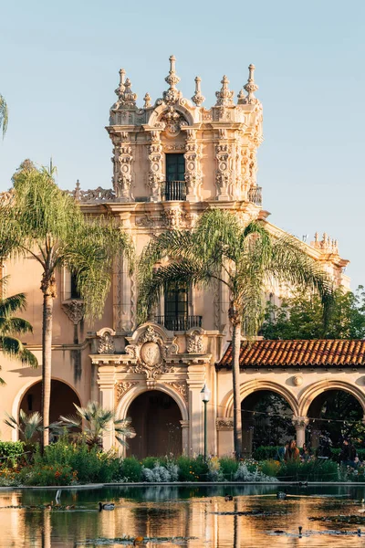 Пруд Лили и историческая архитектура парка Бальбоа в Сан-Диего — стоковое фото