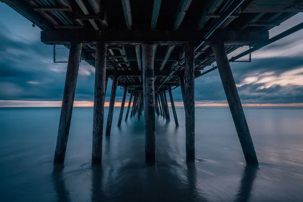 Larga exposición después del atardecer bajo el muelle en Imperial Beach, nea — Foto de Stock