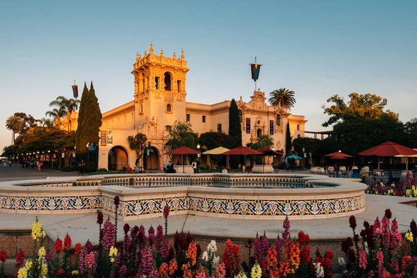 Květiny a historická architektura v Balboa Park, v San Diegu, — Stock fotografie