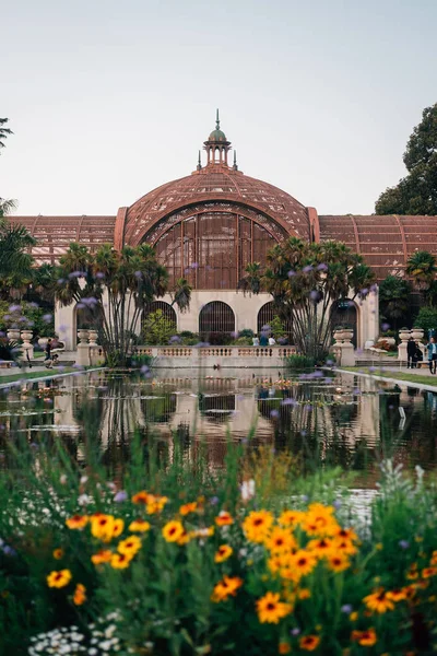 Flores, el estanque Lily y el edificio botánico en Balboa Park, S — Foto de Stock