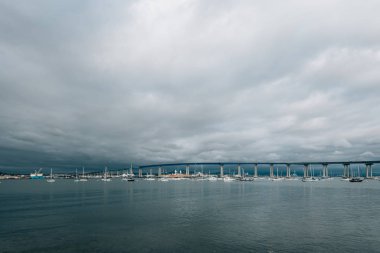 Coronado Köprüsü üzerinde fırtınalı gökyüzü, San Diego, Kaliforniya