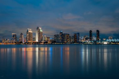 Coronado'dan geceleri San Diego şehir merkezi silüetinin görünümü, 
