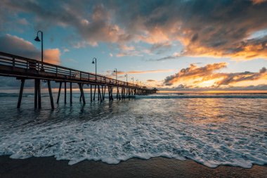 Sa yakınlarındaki Imperial Beach, gün batımında iskele ve Pasifik Okyanusu