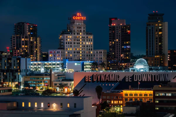 Utsikt över byggnader i centrum på natten, i San Diego, Kalifornien — Stockfoto