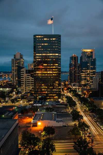 Vue des bâtiments du centre-ville la nuit, à San Diego, Californie — Photo