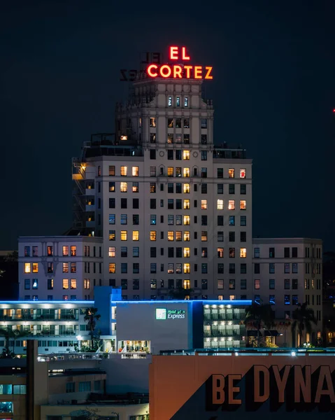 El Hotel El Cortez por la noche, en el centro de San Diego, California — Foto de Stock