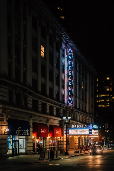 Spreckels Theater por la noche, en el centro de San Diego, California — Foto de Stock