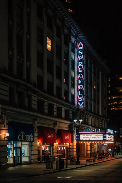 Spreckels Theater por la noche, en el centro de San Diego, California — Foto de Stock