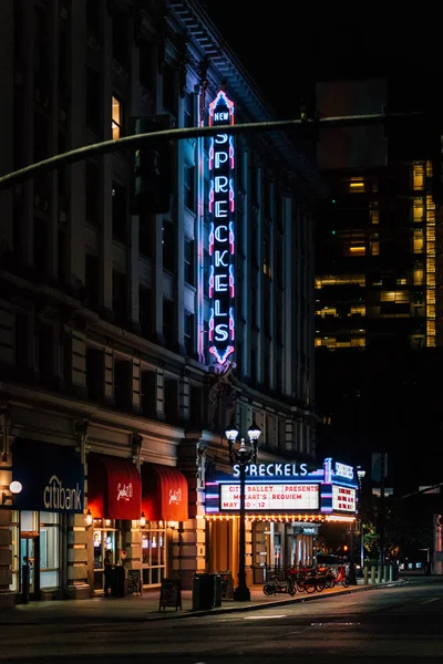 カリフォルニア州サンディエゴのダウンタウンにある夜のスプレッケルズ劇場 — ストック写真