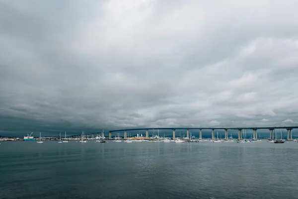 Stormiga himlen över Coronado Bridge, i San Diego, Kalifornien — Stockfoto