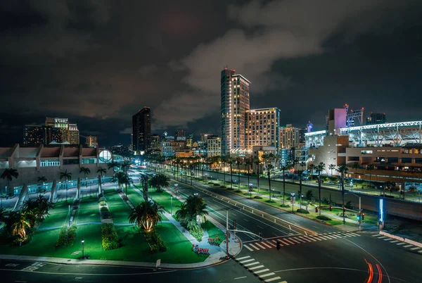 Вид на Harbor Drive и горизонт центра города ночью, в Сан-Д — стоковое фото