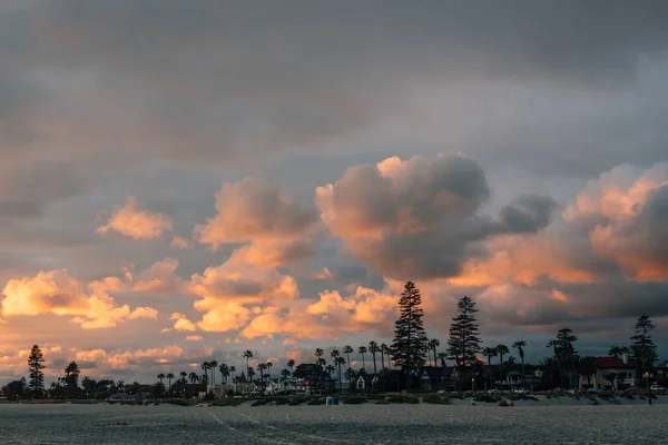 コロナドのビーチの夕日の空、サンディエゴ、カリフォルニの近く — ストック写真