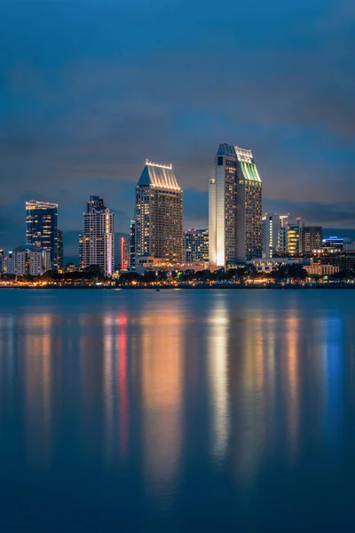 Vista del horizonte del centro de San Diego por la noche, desde Coronado , — Foto de Stock