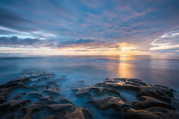 Longa exposição ao pôr do sol, nas piscinas de maré em La Jolla, San Dieg — Fotografia de Stock