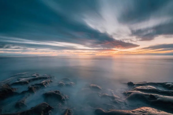 Longa exposição ao pôr do sol, nas piscinas de maré em La Jolla, San Dieg — Fotografia de Stock