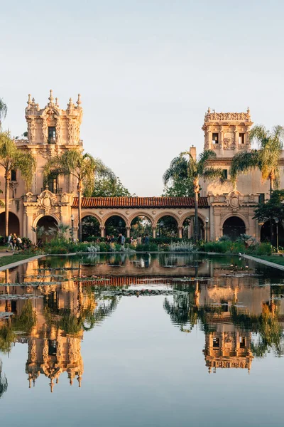 Lilie rybník a historická architektura v Balboa Park, San D — Stock fotografie