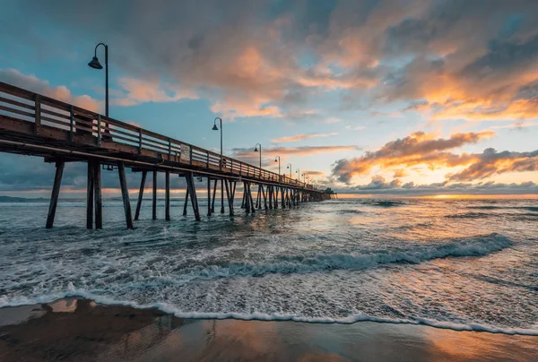 Piren och Stilla havet vid solnedgången, i Imperial Beach, nära sa — Stockfoto