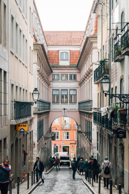 Lizbon'da kemer ve dar parke taşı sokak, Portekiz