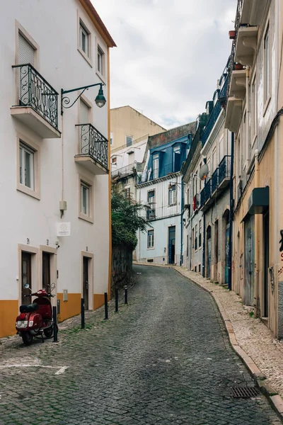 Lizbon, Portekiz'de dar bir arnavut kaldırımlı sokak
