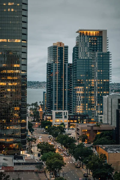 Veduta di edifici in centro di notte, San Diego, California — Foto Stock