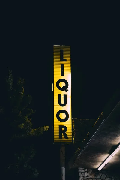 Likörladen-Schild in der Nacht, im Yucca-Tal, Kalifornien — Stockfoto